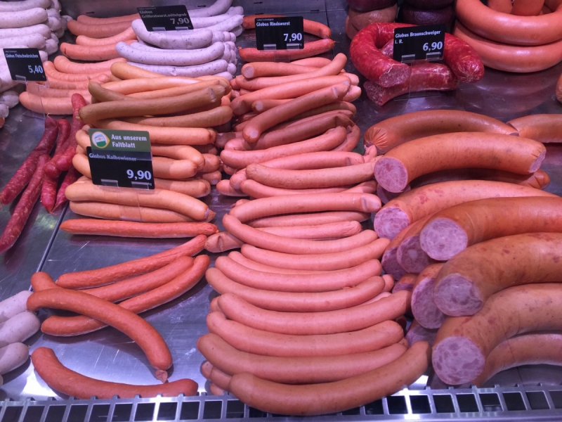 charcuterie-PIERLAS-min_sausages_meat_butchery-1069321